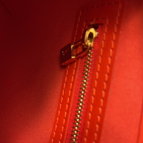 LOUIS VUITTON
Monogram Vernis Wilshire PM - Picture 6 of 9